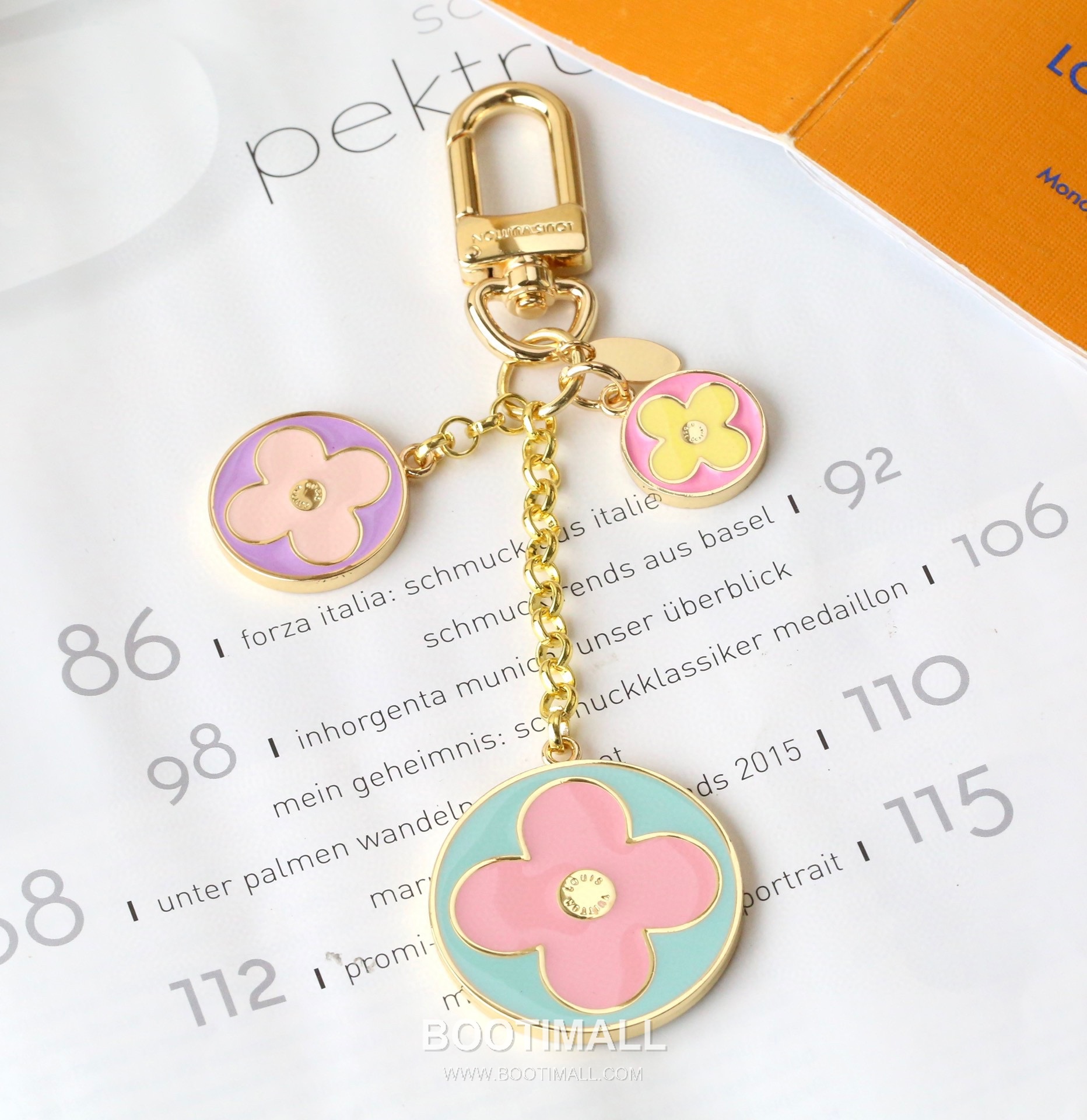 Louis Vuitton Enamel Flower Tag Gold-Tone Metal Gold Keychain 루이비통 에나멜 플라워 태그 골드 톤 메탈 키링 1