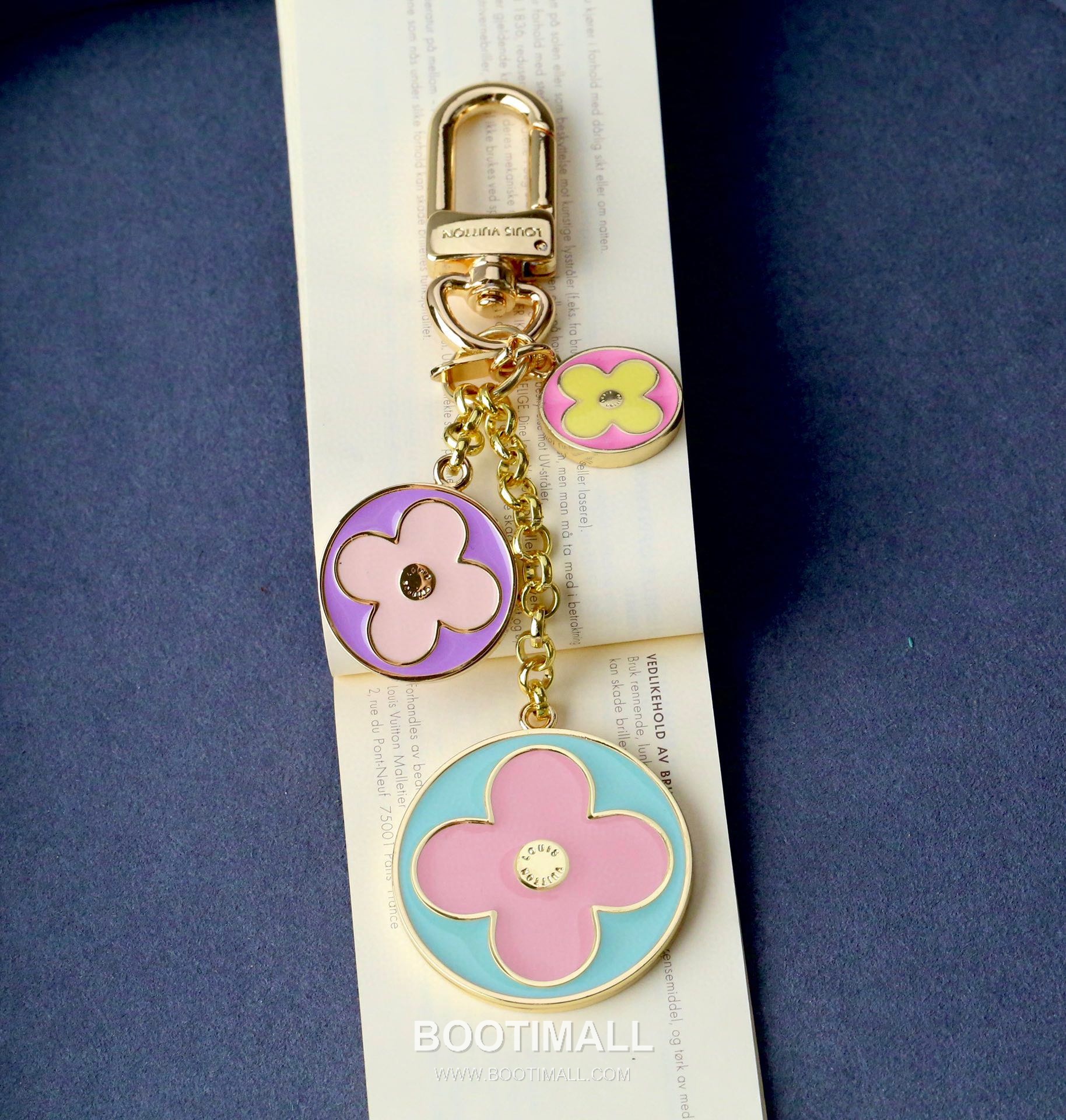 Louis Vuitton Enamel Flower Tag Gold-Tone Metal Gold Keychain 루이비통 에나멜 플라워 태그 골드 톤 메탈 키링 2