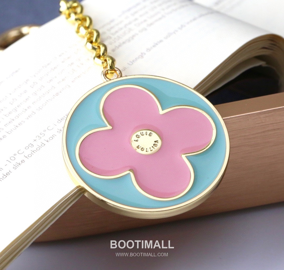Louis Vuitton Enamel Flower Tag Gold-Tone Metal Gold Keychain 루이비통 에나멜 플라워 태그 골드 톤 메탈 키링 4