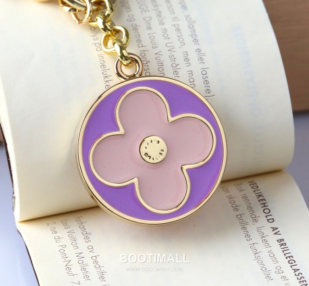 Louis Vuitton Enamel Flower Tag Gold-Tone Metal Gold Keychain 루이비통 에나멜 플라워 태그 골드 톤 메탈 키링 5