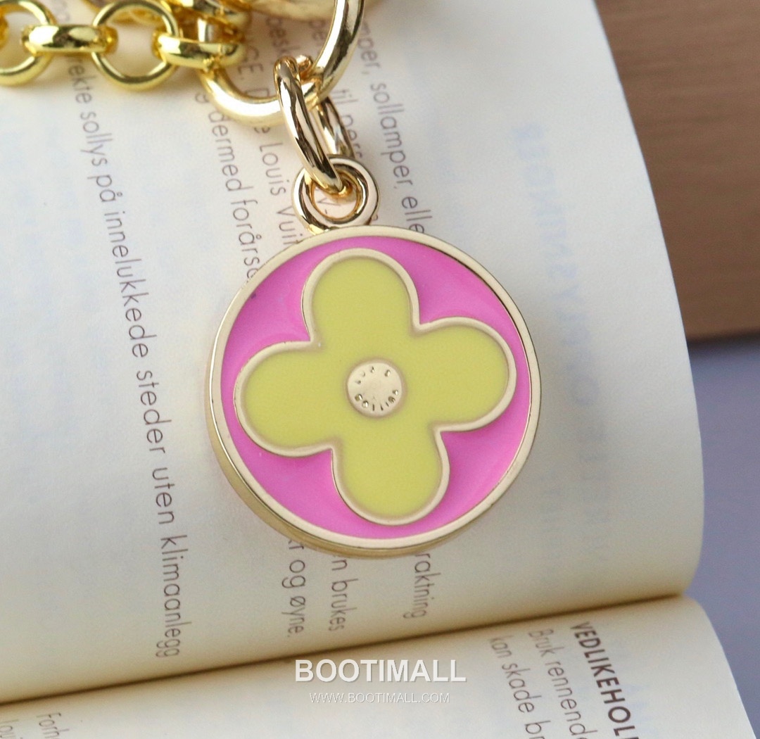 Louis Vuitton Enamel Flower Tag Gold-Tone Metal Gold Keychain 루이비통 에나멜 플라워 태그 골드 톤 메탈 키링 6