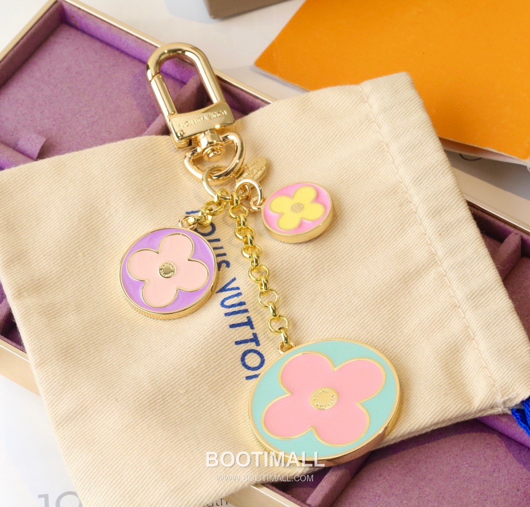 Louis Vuitton Enamel Flower Tag Gold-Tone Metal Gold Keychain 루이비통 에나멜 플라워 태그 골드 톤 메탈 키링 7