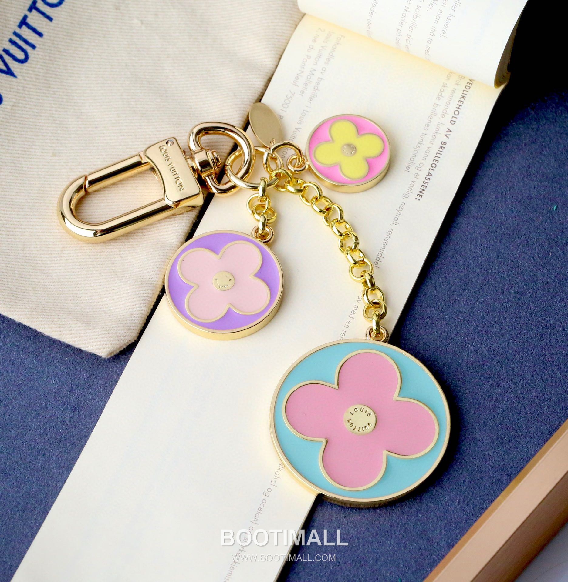 Louis Vuitton Enamel Flower Tag Gold-Tone Metal Gold Keychain 루이비통 에나멜 플라워 태그 골드 톤 메탈 키링 9