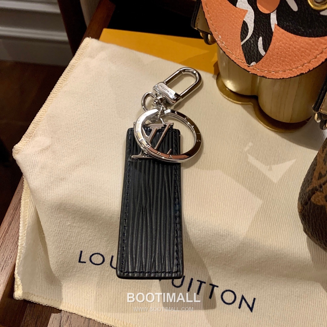 Louis Vuitton Epi Tab LV Letter Leather Bag Charm Key Holder 루이비통 에피 탭 LV 레터 가죽 백참 키홀더 1
