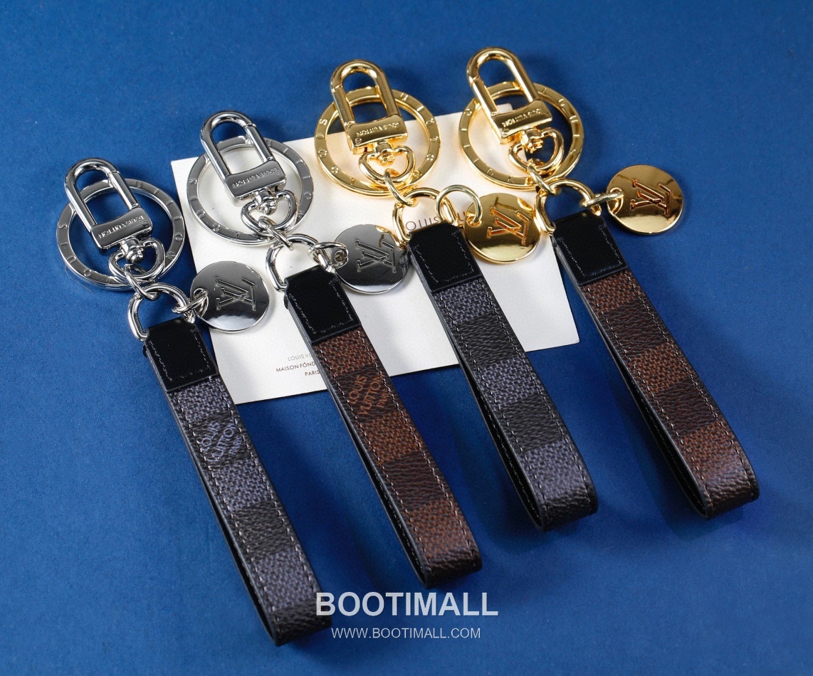 Louis Vuitton Monogram Grid Logo Cutout Leather Gold Keychain 루이비통 모노그램 그리드 로고 컷아웃 가죽 골드 키링 1