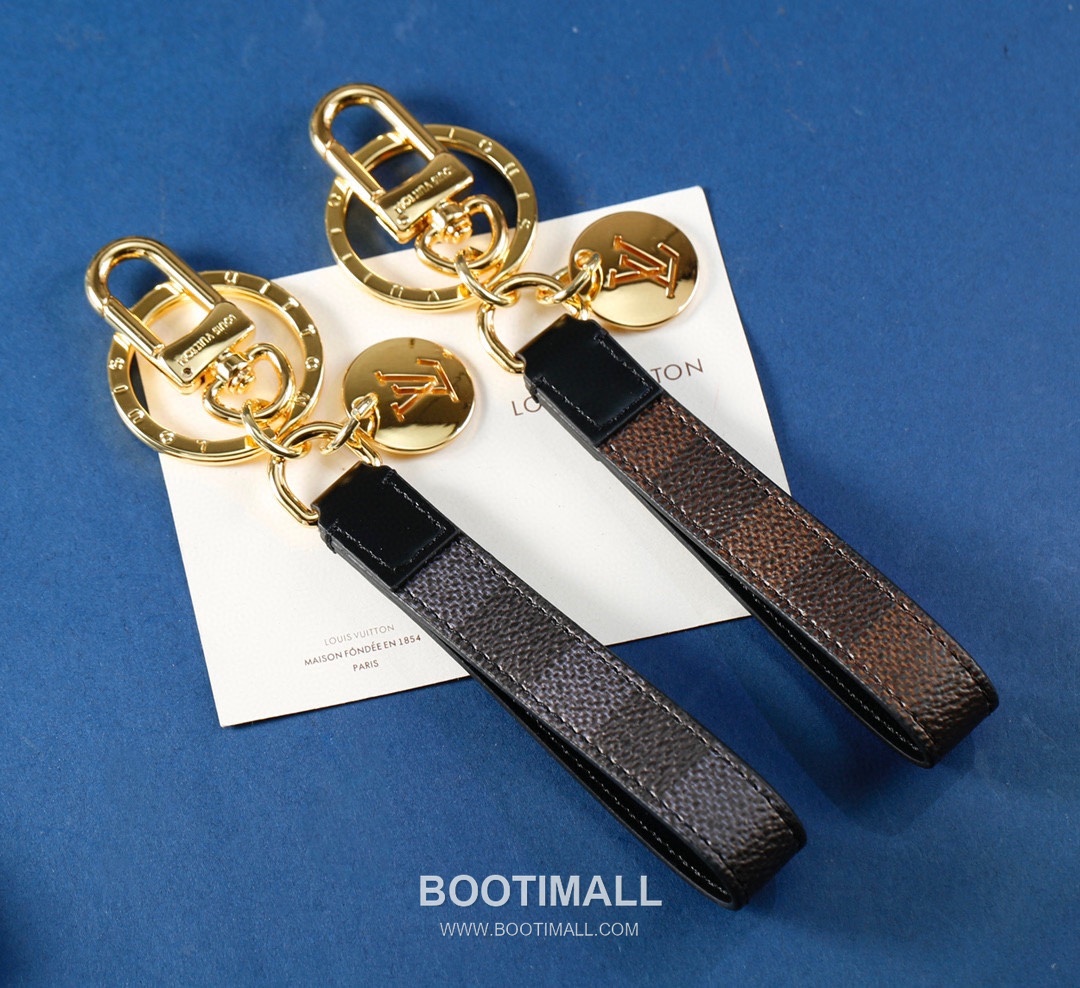 Louis Vuitton Monogram Grid Logo Cutout Leather Gold Keychain 루이비통 모노그램 그리드 로고 컷아웃 가죽 골드 키링 2