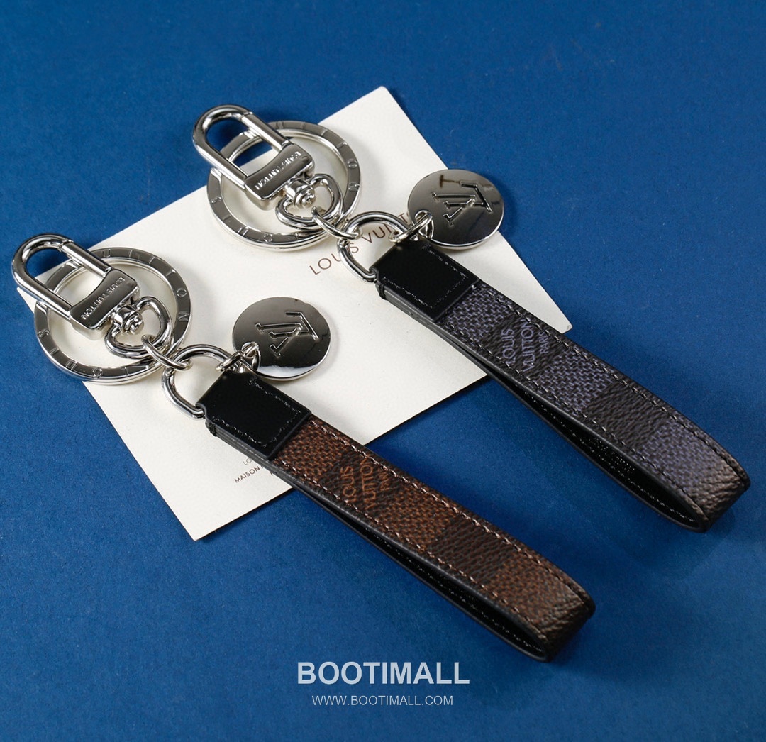 Louis Vuitton Monogram Grid Logo Cutout Leather Gold Keychain 루이비통 모노그램 그리드 로고 컷아웃 가죽 골드 키링 3