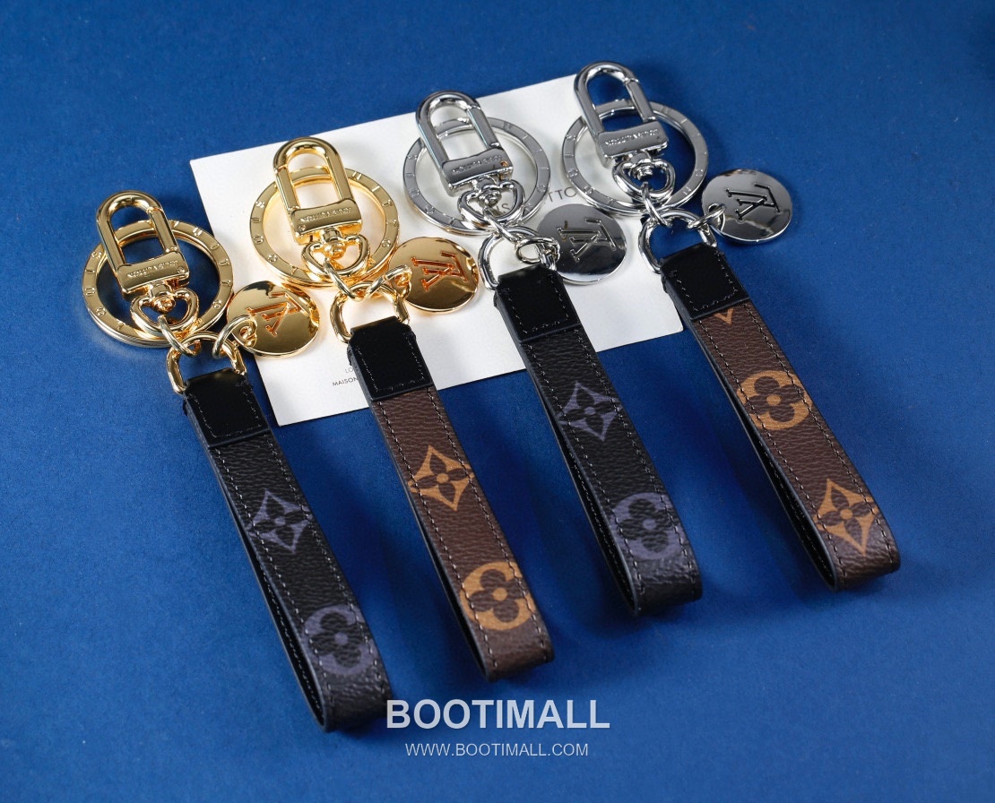 Louis Vuitton Monogram Grid Logo Cutout Leather Gold Keychain 루이비통 모노그램 그리드 로고 컷아웃 가죽 골드 키링 4