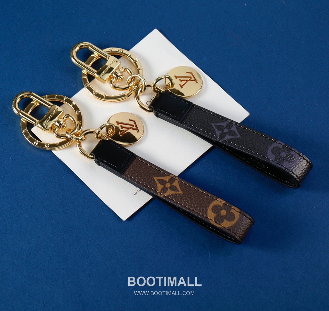 Louis Vuitton Monogram Grid Logo Cutout Leather Gold Keychain 루이비통 모노그램 그리드 로고 컷아웃 가죽 골드 키링 5