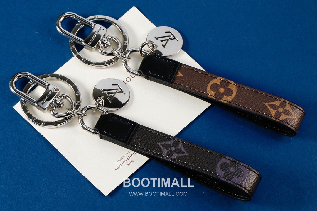 Louis Vuitton Monogram Grid Logo Cutout Leather Gold Keychain 루이비통 모노그램 그리드 로고 컷아웃 가죽 골드 키링 6