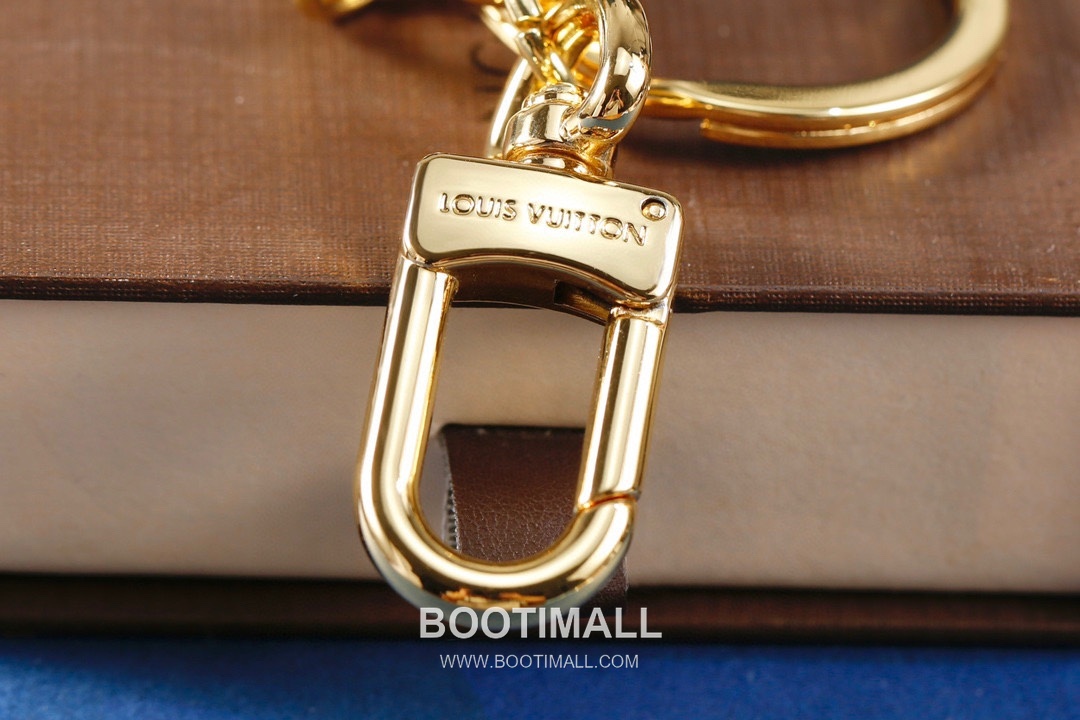 Louis Vuitton Monogram Grid Logo Cutout Leather Gold Keychain 루이비통 모노그램 그리드 로고 컷아웃 가죽 골드 키링 8