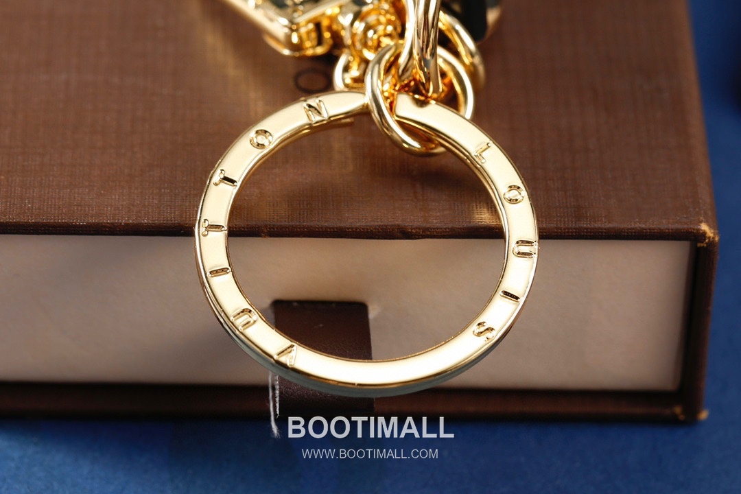Louis Vuitton Monogram Grid Logo Cutout Leather Gold Keychain 루이비통 모노그램 그리드 로고 컷아웃 가죽 골드 키링 9