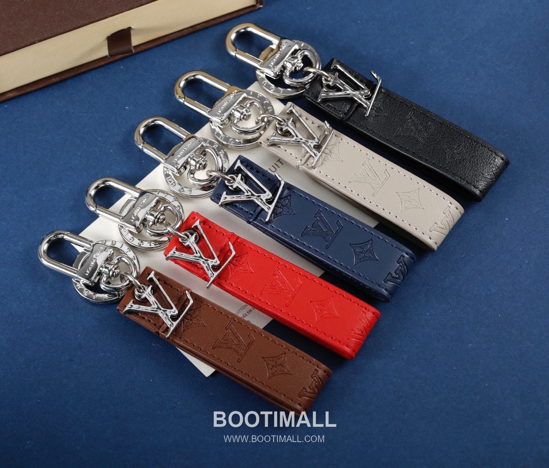 Louis Vuitton Monogram Leather Letter Charm Gray Keyring 루이비통 모노그램 레더 레터 참 가죽 그레이 키링 1