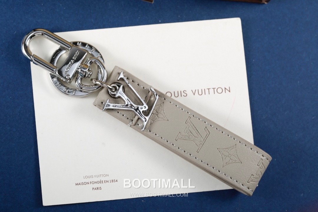 Louis Vuitton Monogram Leather Letter Charm Gray Keyring 루이비통 모노그램 레더 레터 참 가죽 그레이 키링 2