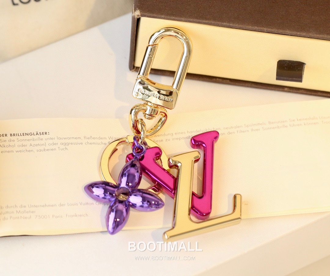 Louis Vuitton LV Letter Charm Metal Gold Keyring 루이비통 LV 레터 참 메탈 골드 키링 1