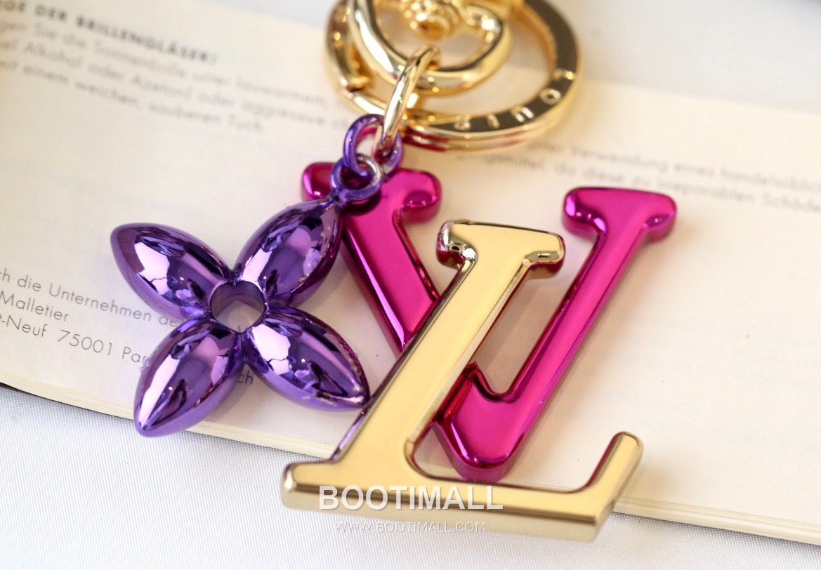 Louis Vuitton LV Letter Charm Metal Gold Keyring 루이비통 LV 레터 참 메탈 골드 키링 2