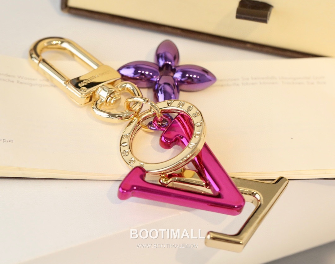 Louis Vuitton LV Letter Charm Metal Gold Keyring 루이비통 LV 레터 참 메탈 골드 키링 3