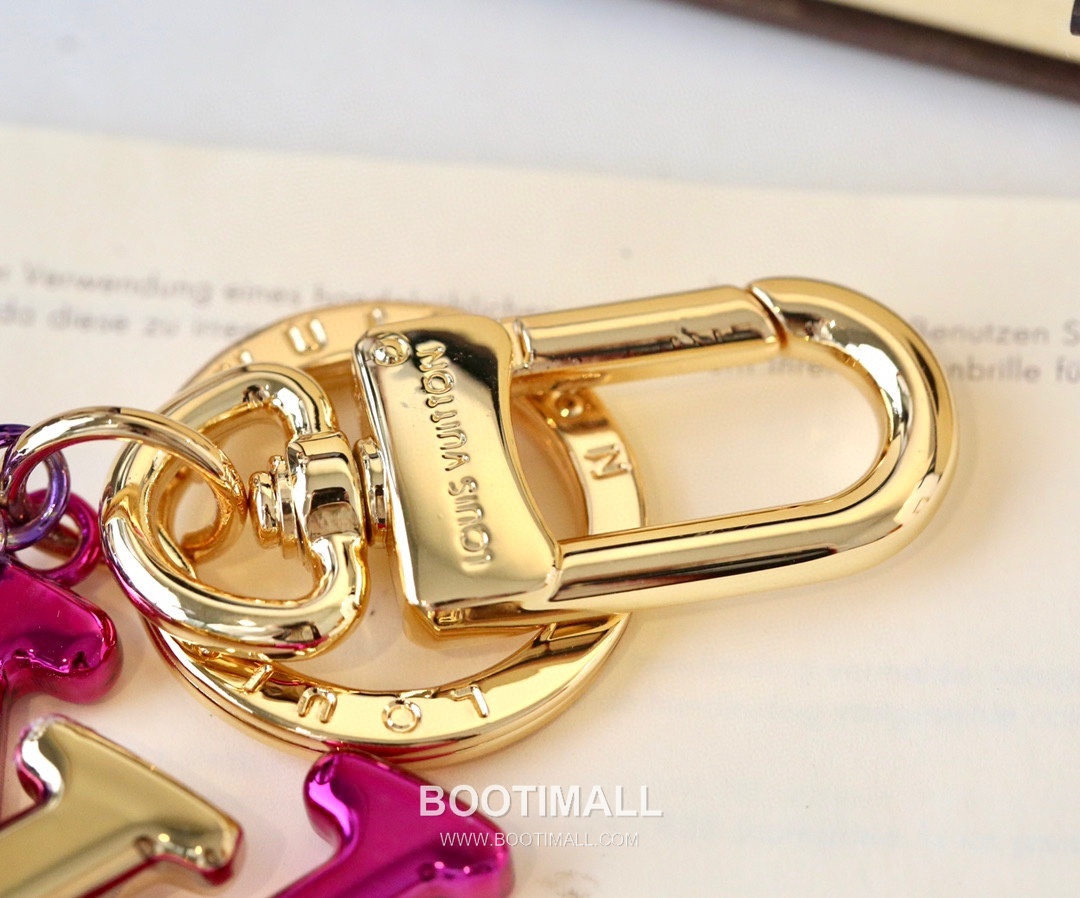 Louis Vuitton LV Letter Charm Metal Gold Keyring 루이비통 LV 레터 참 메탈 골드 키링 4