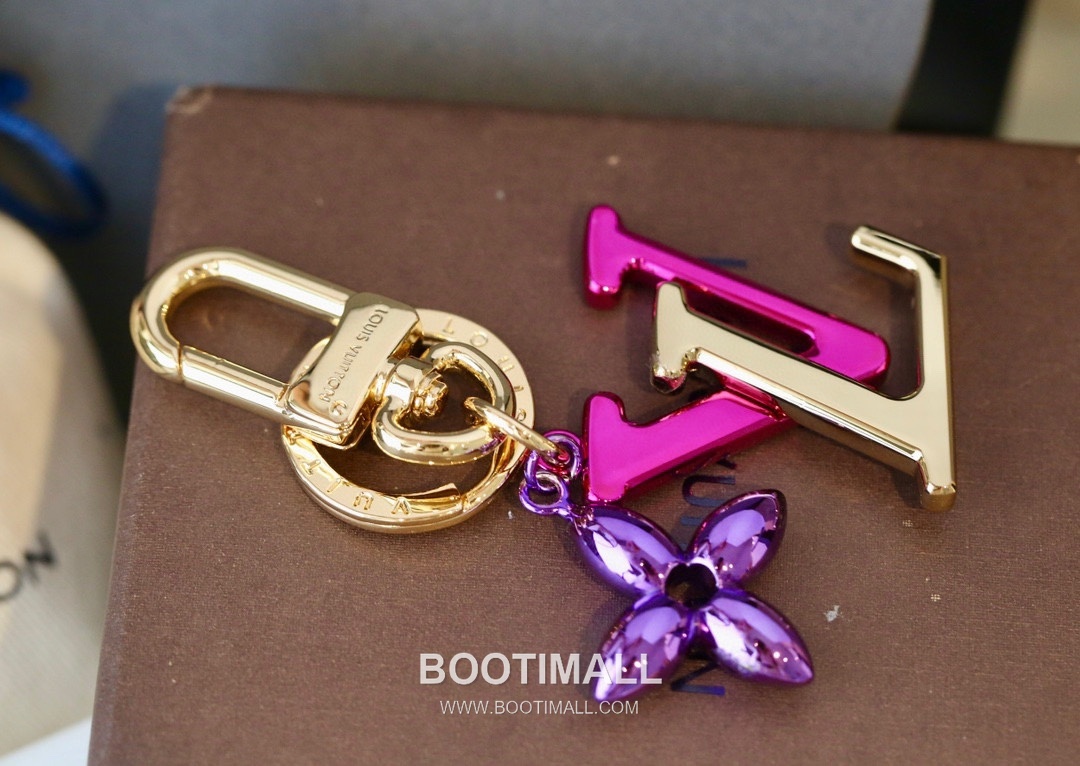 Louis Vuitton LV Letter Charm Metal Gold Keyring 루이비통 LV 레터 참 메탈 골드 키링 5