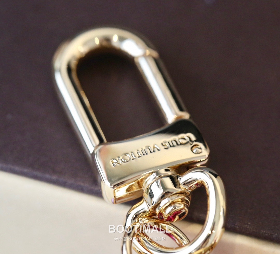 Louis Vuitton LV Letter Charm Metal Gold Keyring 루이비통 LV 레터 참 메탈 골드 키링 6