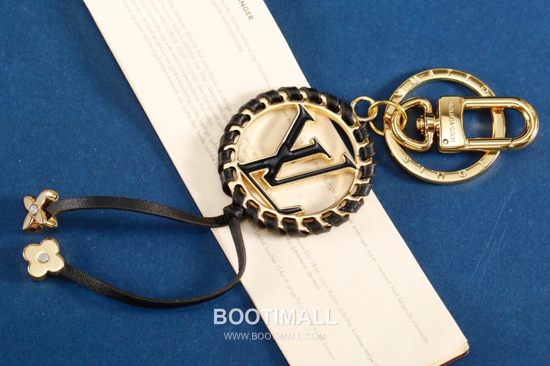 Louis Vuitton Cutout Round Leather Cord Pendant Black Keyring 루이비통 컷아웃 라운드 가죽 코드 펜던트 블랙 키링 1