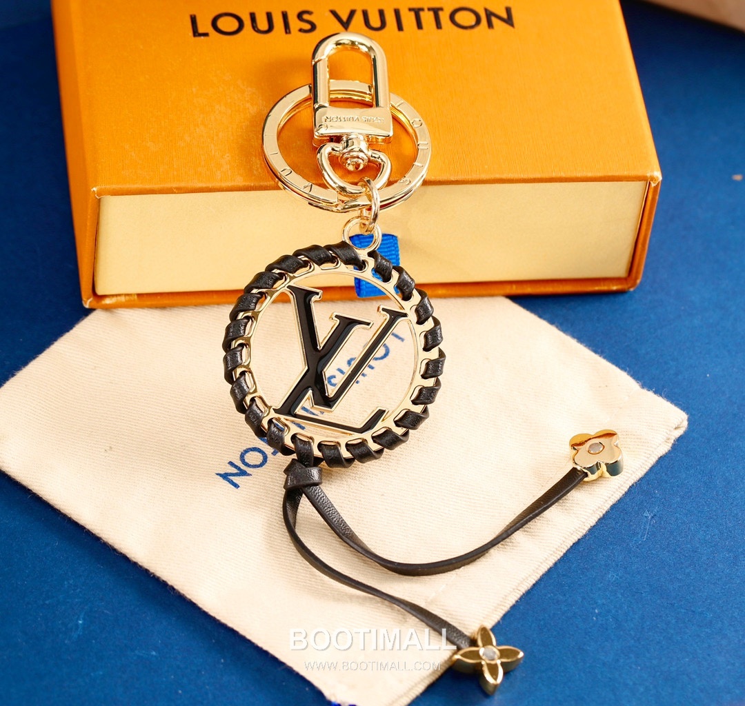 Louis Vuitton Cutout Round Leather Cord Pendant Black Keyring 루이비통 컷아웃 라운드 가죽 코드 펜던트 블랙 키링 2