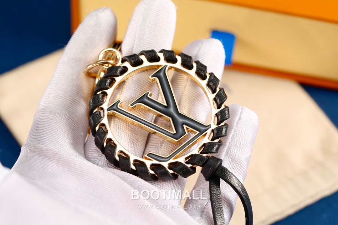 Louis Vuitton Cutout Round Leather Cord Pendant Black Keyring 루이비통 컷아웃 라운드 가죽 코드 펜던트 블랙 키링 3