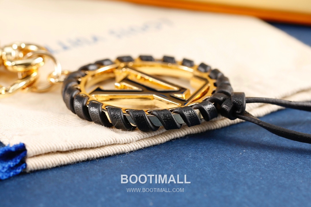 Louis Vuitton Cutout Round Leather Cord Pendant Black Keyring 루이비통 컷아웃 라운드 가죽 코드 펜던트 블랙 키링 4