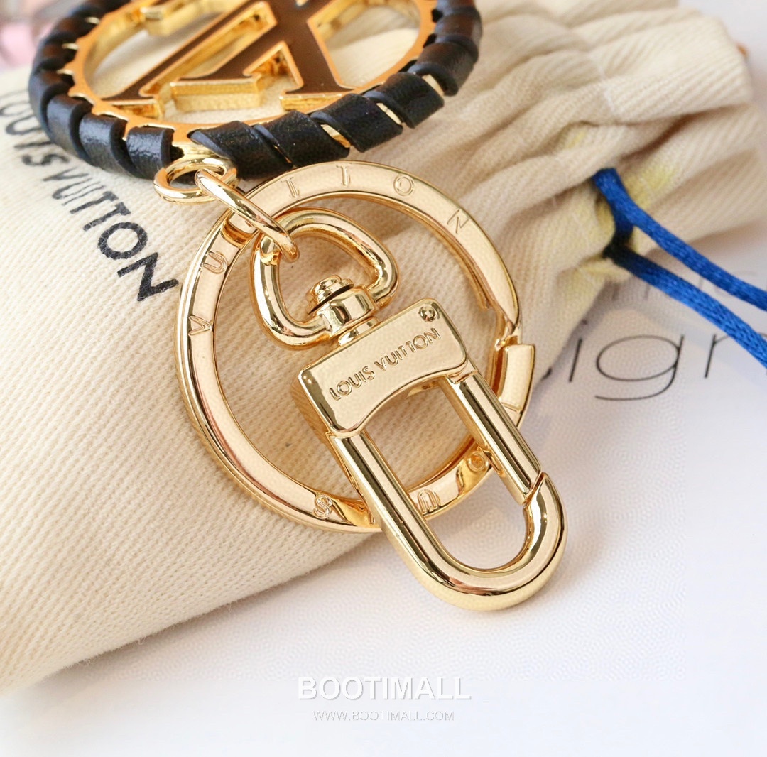 Louis Vuitton Cutout Round Leather Cord Pendant Black Keyring 루이비통 컷아웃 라운드 가죽 코드 펜던트 블랙 키링 9