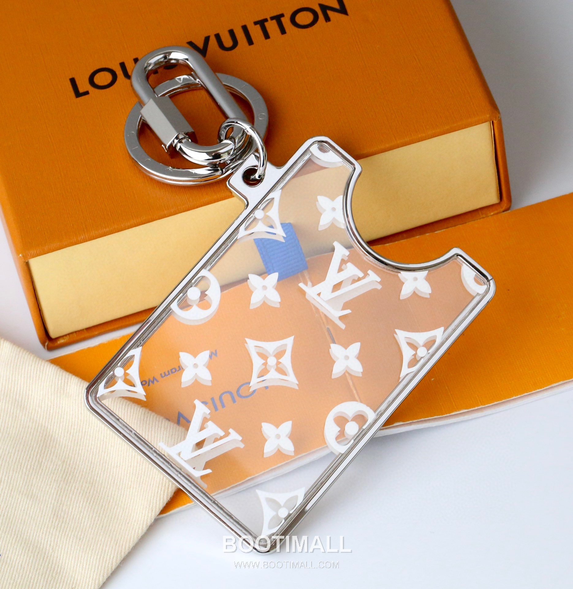 Louis Vuitton Logo Print Transparent Card Charm PVC White Keychain 루이비통 로고 프린트 투명 카드 참 PVC 화이트 키링 1