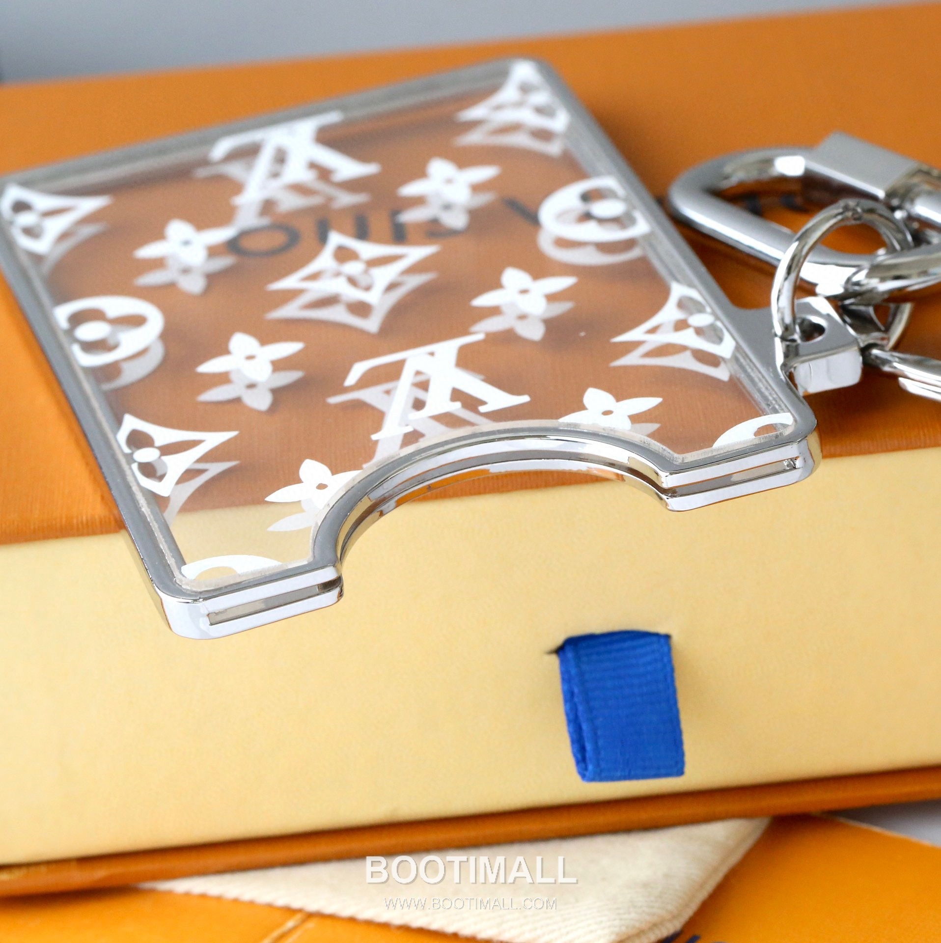 Louis Vuitton Logo Print Transparent Card Charm PVC White Keychain 루이비통 로고 프린트 투명 카드 참 PVC 화이트 키링 2