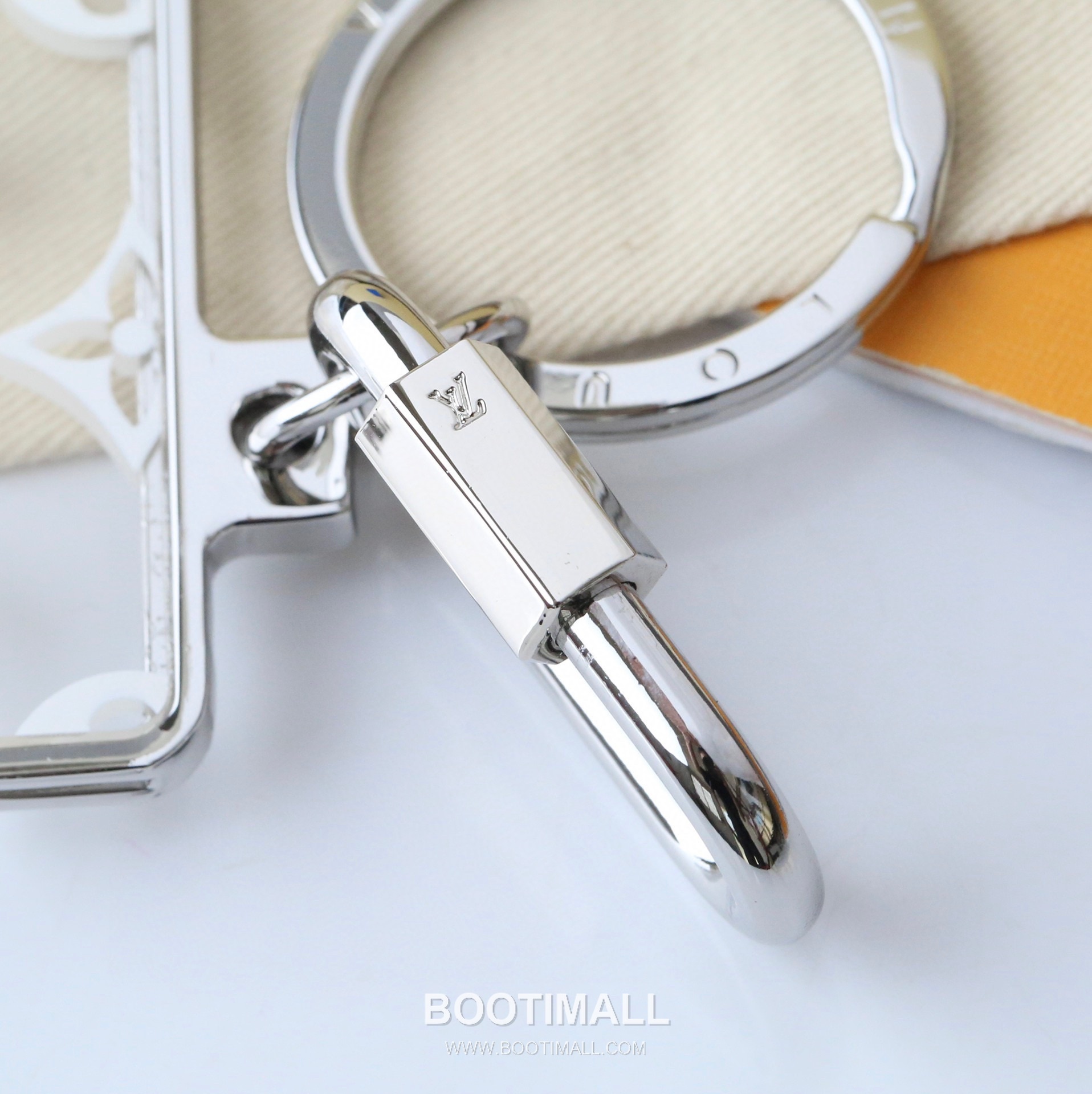 Louis Vuitton Logo Print Transparent Card Charm PVC White Keychain 루이비통 로고 프린트 투명 카드 참 PVC 화이트 키링 3