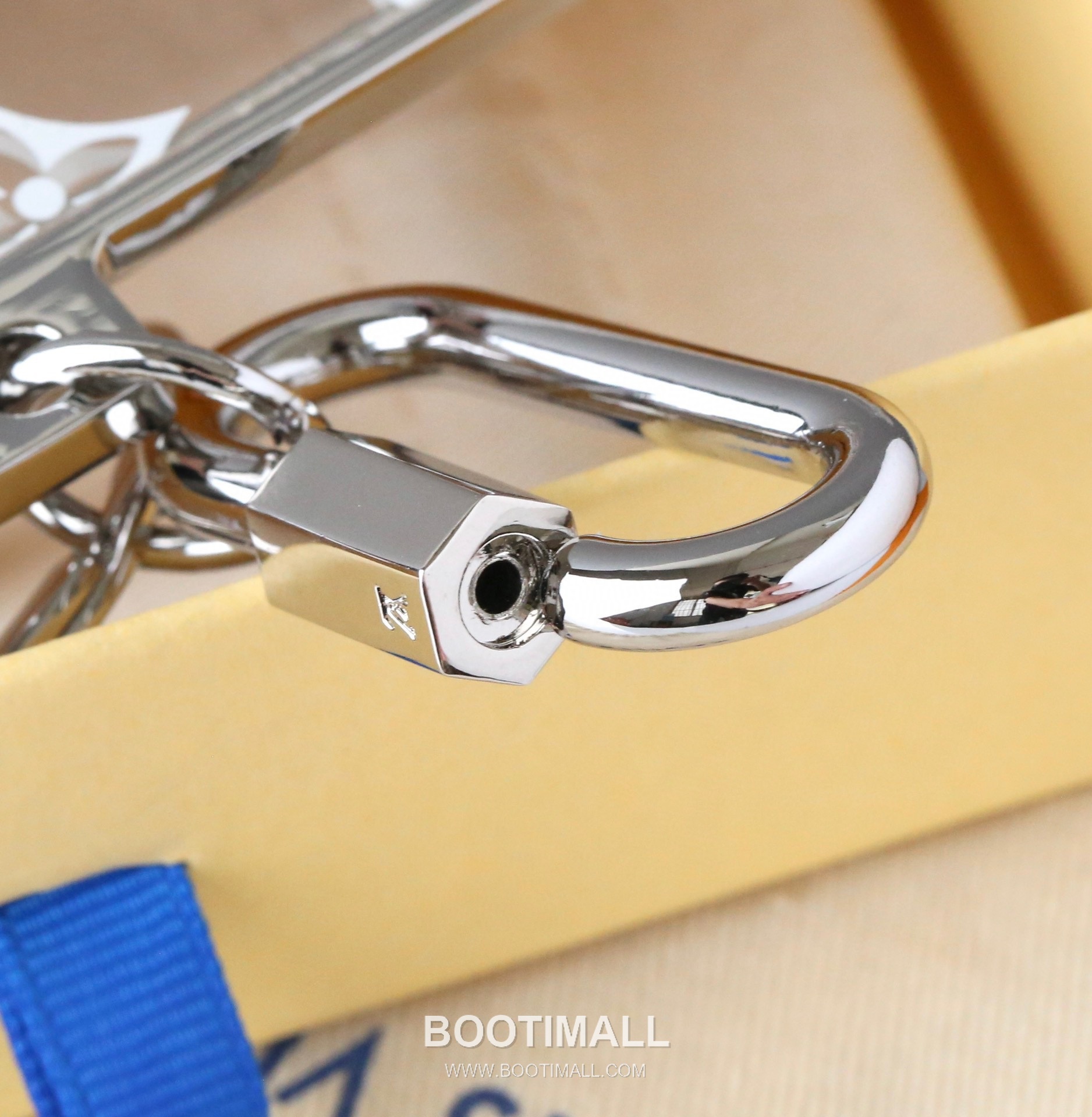 Louis Vuitton Logo Print Transparent Card Charm PVC White Keychain 루이비통 로고 프린트 투명 카드 참 PVC 화이트 키링 4