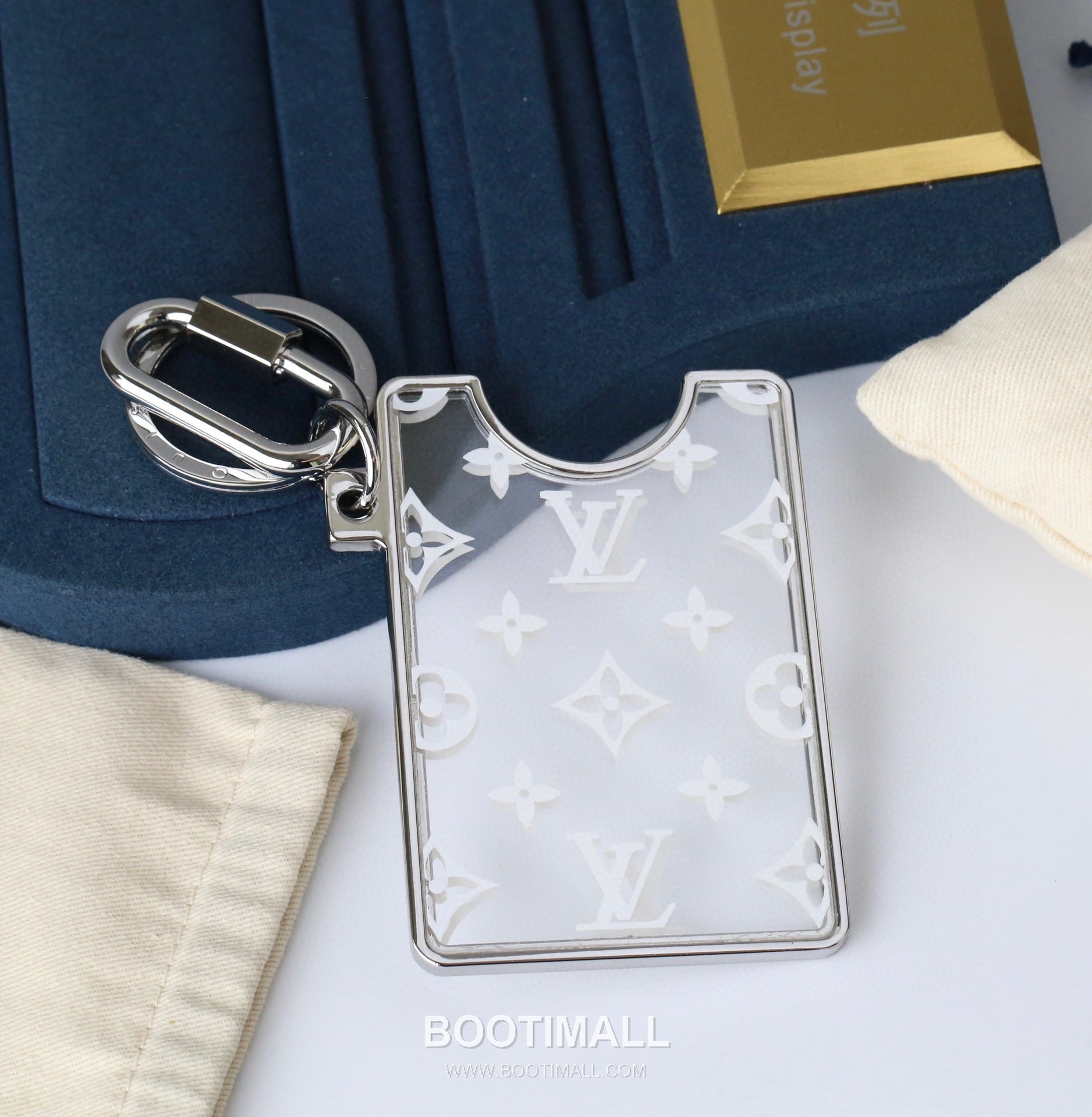 Louis Vuitton Logo Print Transparent Card Charm PVC White Keychain 루이비통 로고 프린트 투명 카드 참 PVC 화이트 키링 5