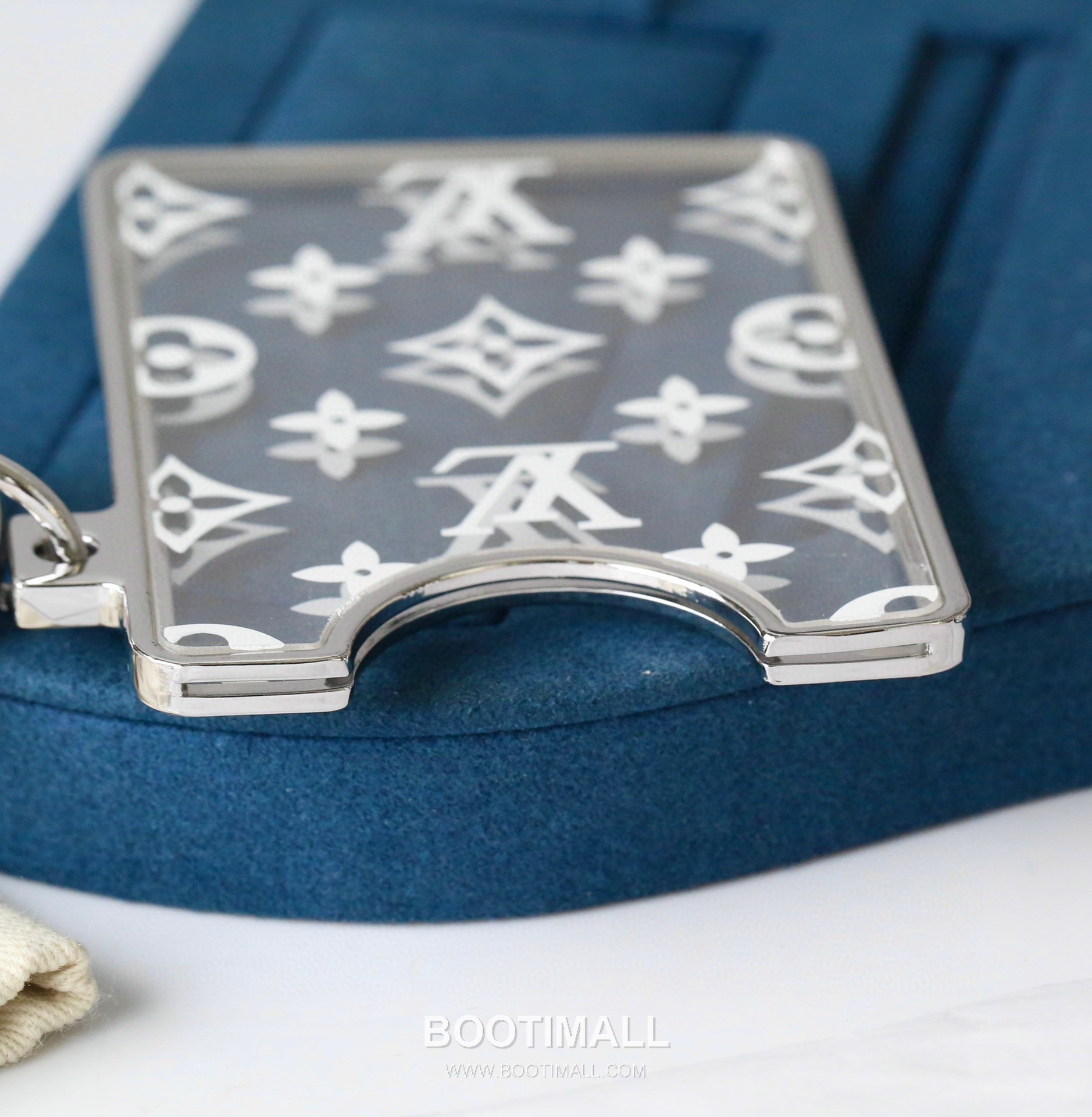 Louis Vuitton Logo Print Transparent Card Charm PVC White Keychain 루이비통 로고 프린트 투명 카드 참 PVC 화이트 키링 6