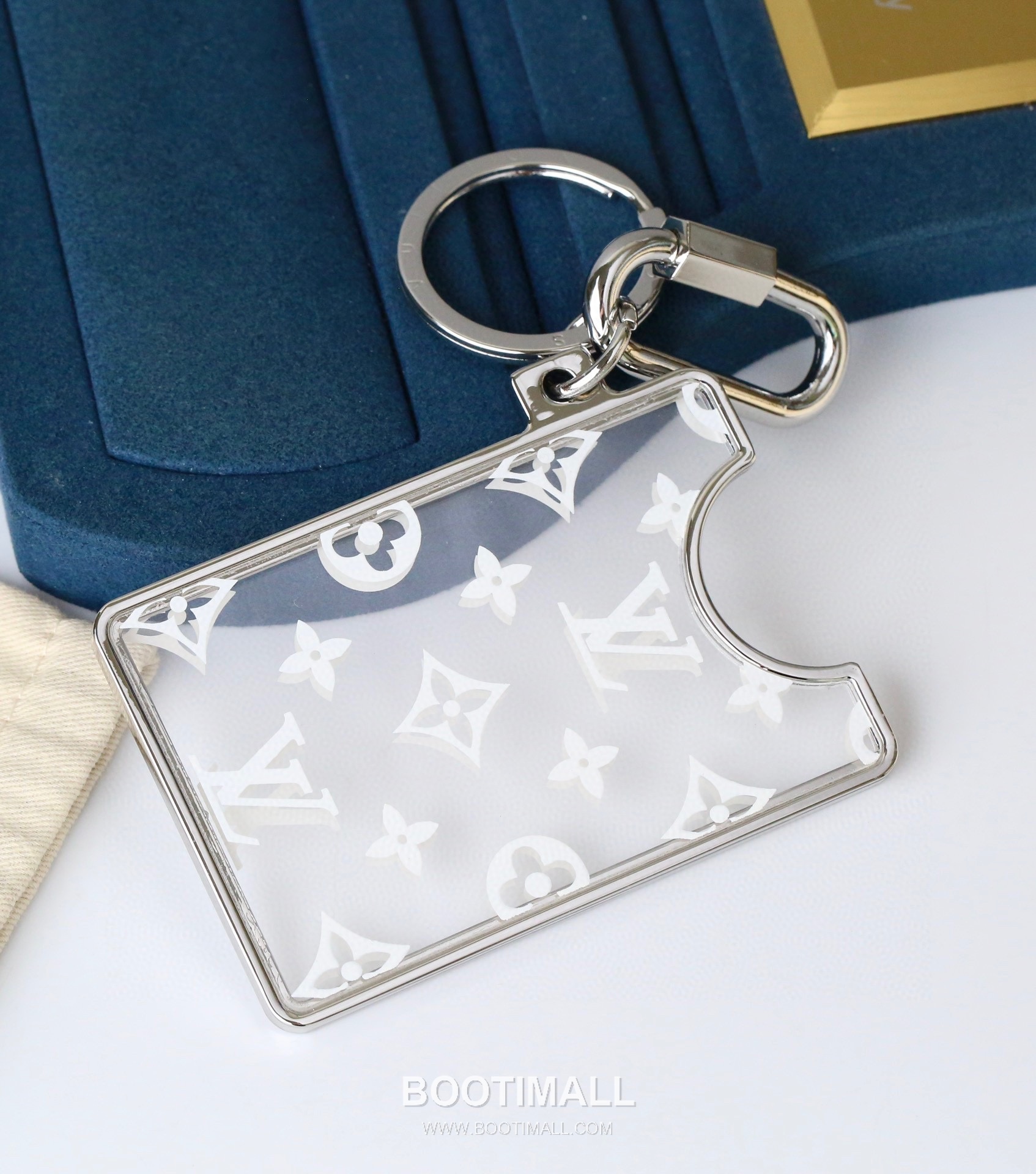 Louis Vuitton Logo Print Transparent Card Charm PVC White Keychain 루이비통 로고 프린트 투명 카드 참 PVC 화이트 키링 7