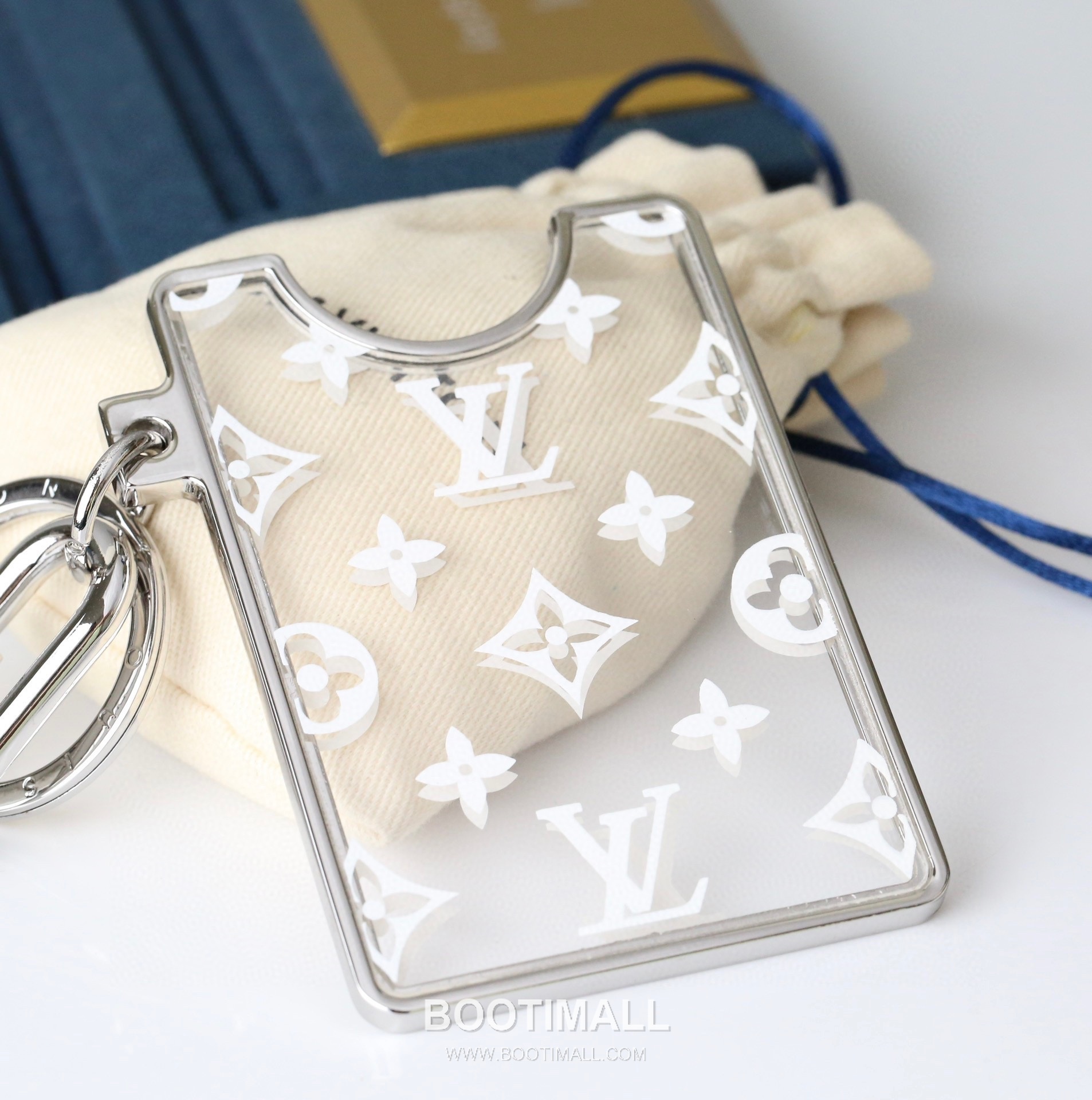 Louis Vuitton Logo Print Transparent Card Charm PVC White Keychain 루이비통 로고 프린트 투명 카드 참 PVC 화이트 키링 8
