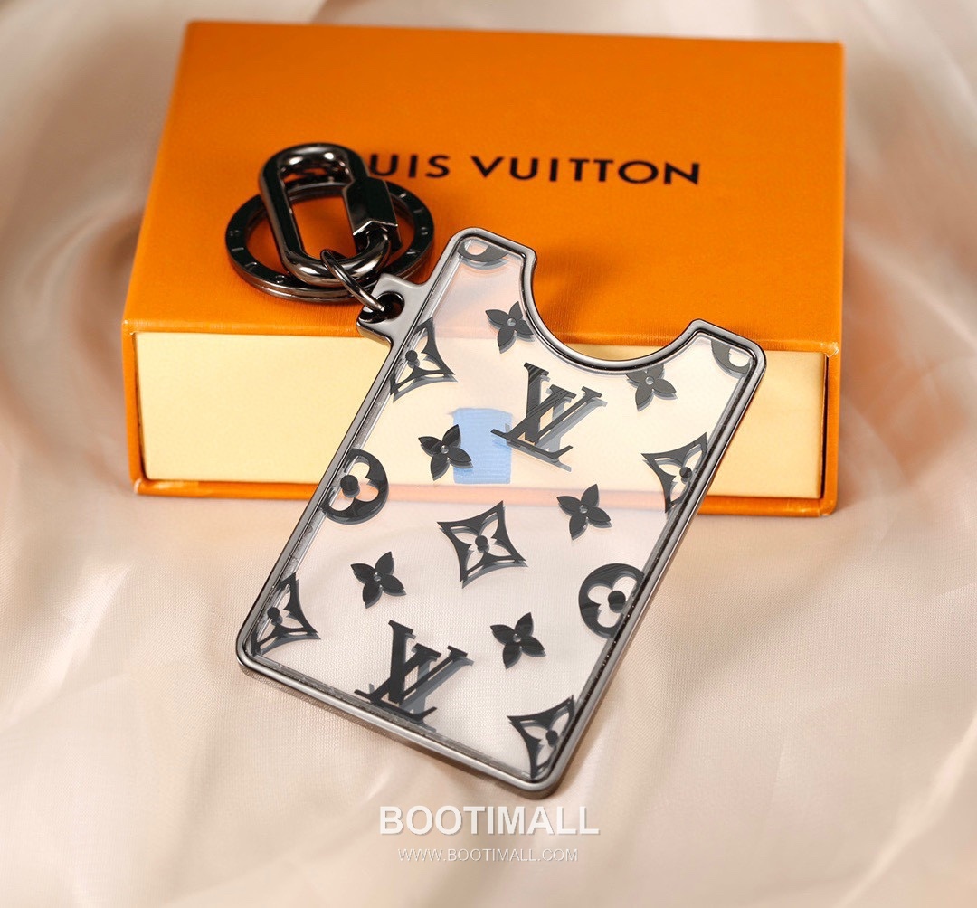 Louis Vuitton Logo Print Transparent Card Charm PVC White Keychain 루이비통 로고 프린트 투명 카드 참 PVC 화이트 키링 1