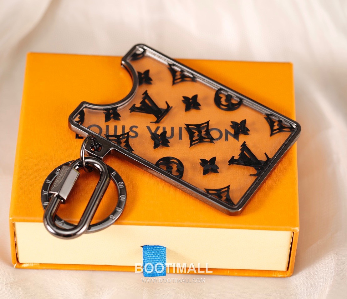 Louis Vuitton Logo Print Transparent Card Charm PVC White Keychain 루이비통 로고 프린트 투명 카드 참 PVC 화이트 키링 2