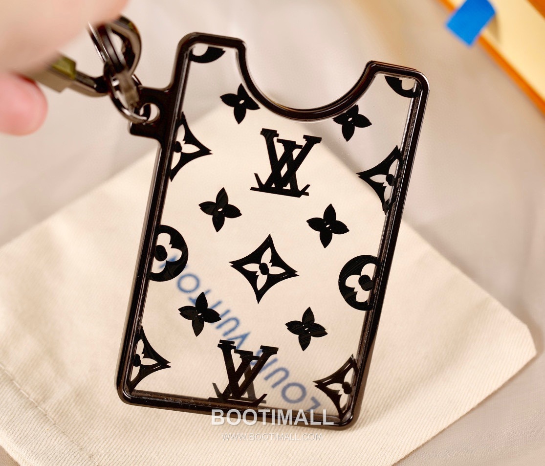 Louis Vuitton Logo Print Transparent Card Charm PVC White Keychain 루이비통 로고 프린트 투명 카드 참 PVC 화이트 키링 7