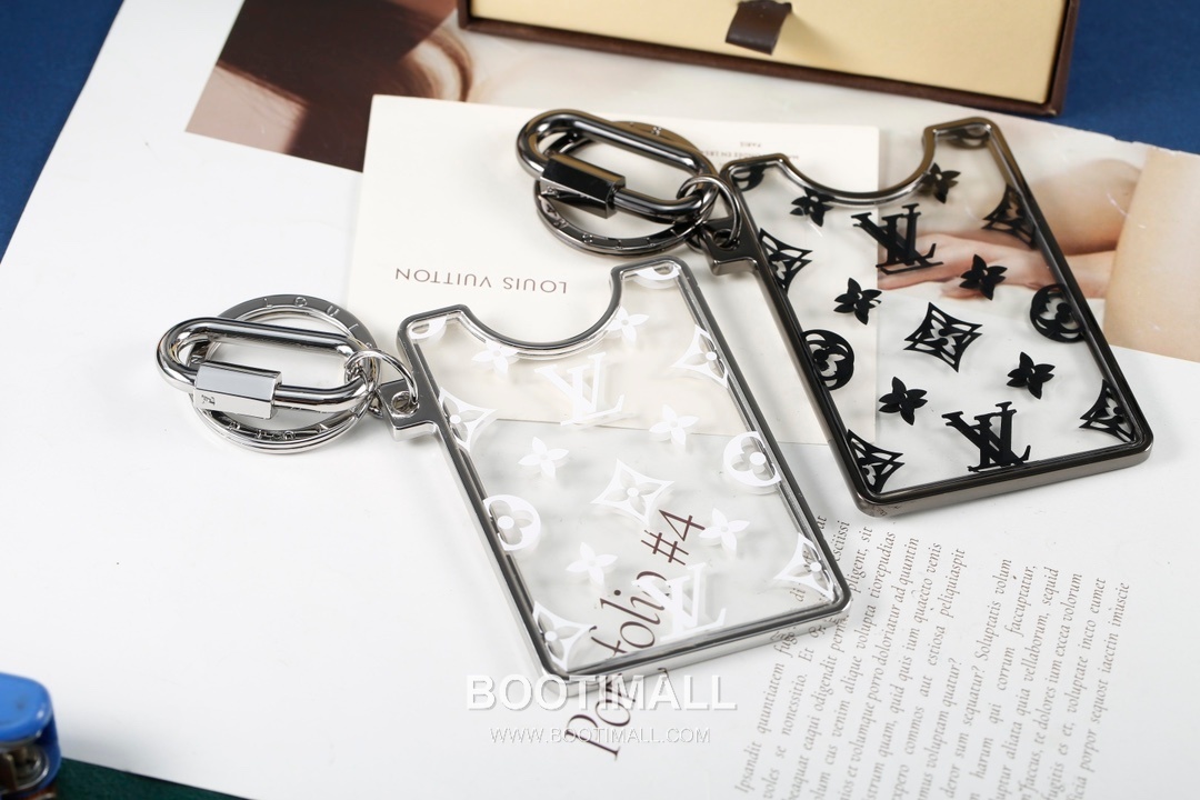 Louis Vuitton Logo Print Transparent Card Charm PVC White Keychain 루이비통 로고 프린트 투명 카드 참 PVC 화이트 키링 8