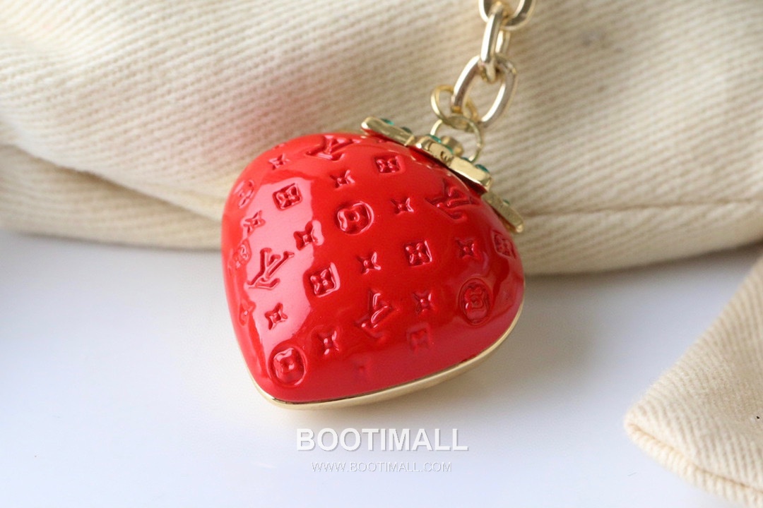 Louis Vuitton Strawberry Logo Charm Metal Red Keyring 루이비통 스트로베리 로고 참 메탈 레드 키링 2