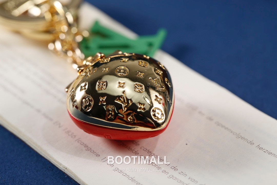 Louis Vuitton Strawberry Logo Charm Metal Red Keyring 루이비통 스트로베리 로고 참 메탈 레드 키링 4