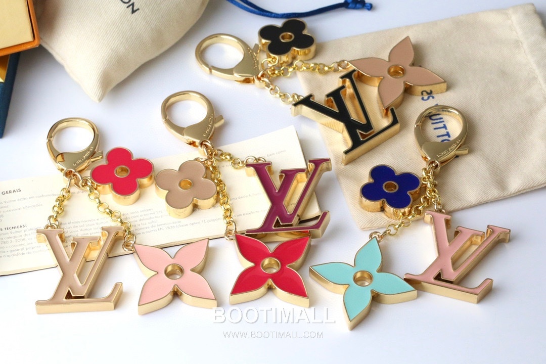 Louis Vuitton Logo Flower Enamel Charm Metal Gold Keychain 루이비통 로고 플라워 에나멜 참 메탈 골드 키링 1