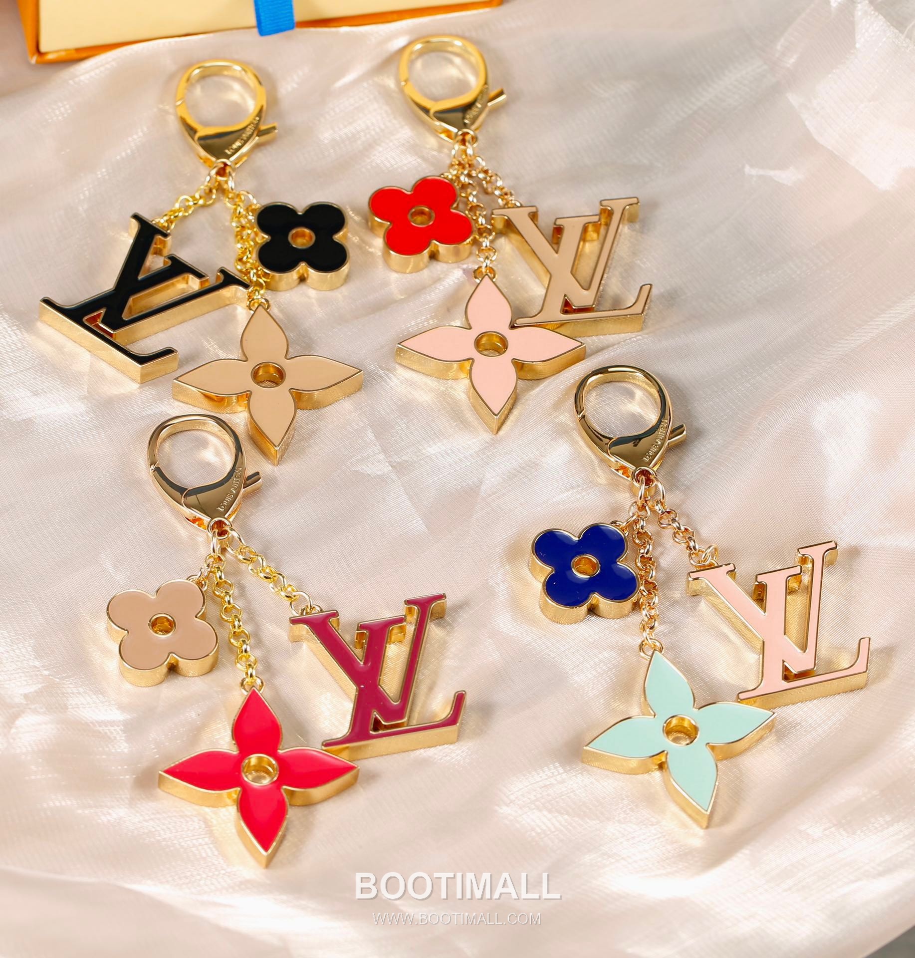 Louis Vuitton Logo Flower Enamel Charm Metal Gold Keychain 루이비통 로고 플라워 에나멜 참 메탈 골드 키링 7