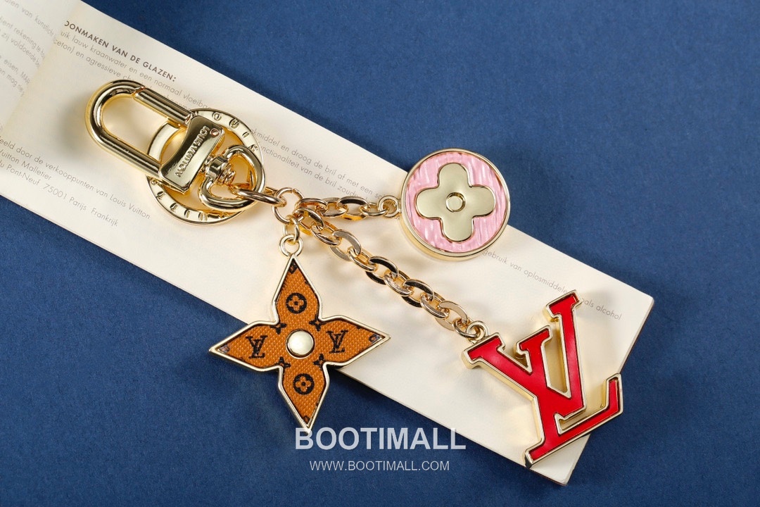 Louis Vuitton Logo Letter Floral Charm Metal Gold Keyring 루이비통 로고 레터 플로럴 참 메탈 골드 키링 1