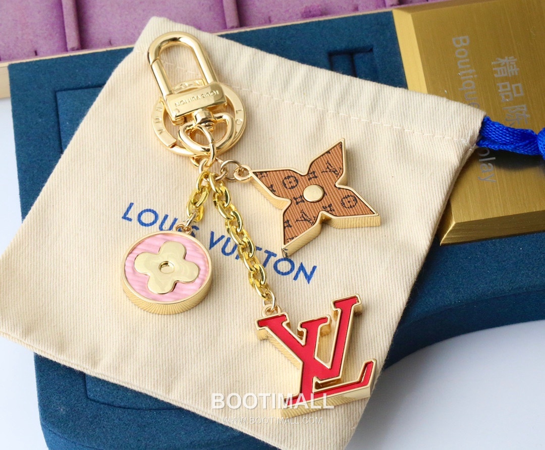 Louis Vuitton Logo Letter Floral Charm Metal Gold Keyring 루이비통 로고 레터 플로럴 참 메탈 골드 키링 2