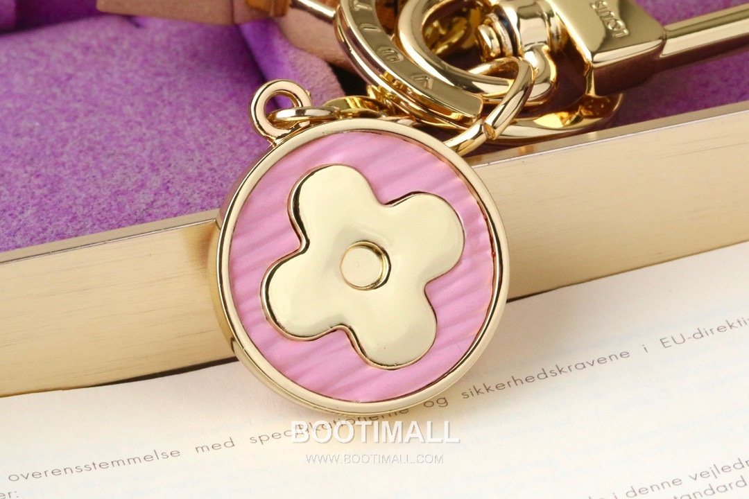 Louis Vuitton Logo Letter Floral Charm Metal Gold Keyring 루이비통 로고 레터 플로럴 참 메탈 골드 키링 4