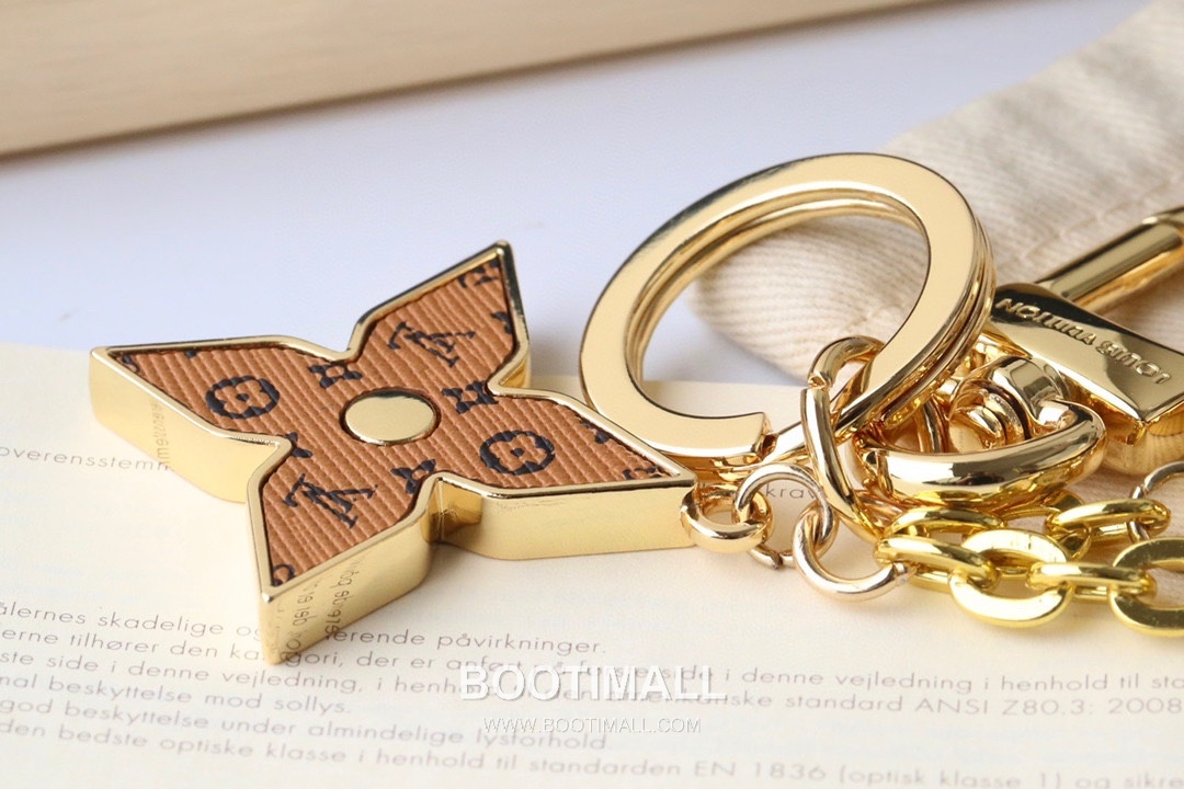 Louis Vuitton Logo Letter Floral Charm Metal Gold Keyring 루이비통 로고 레터 플로럴 참 메탈 골드 키링 6