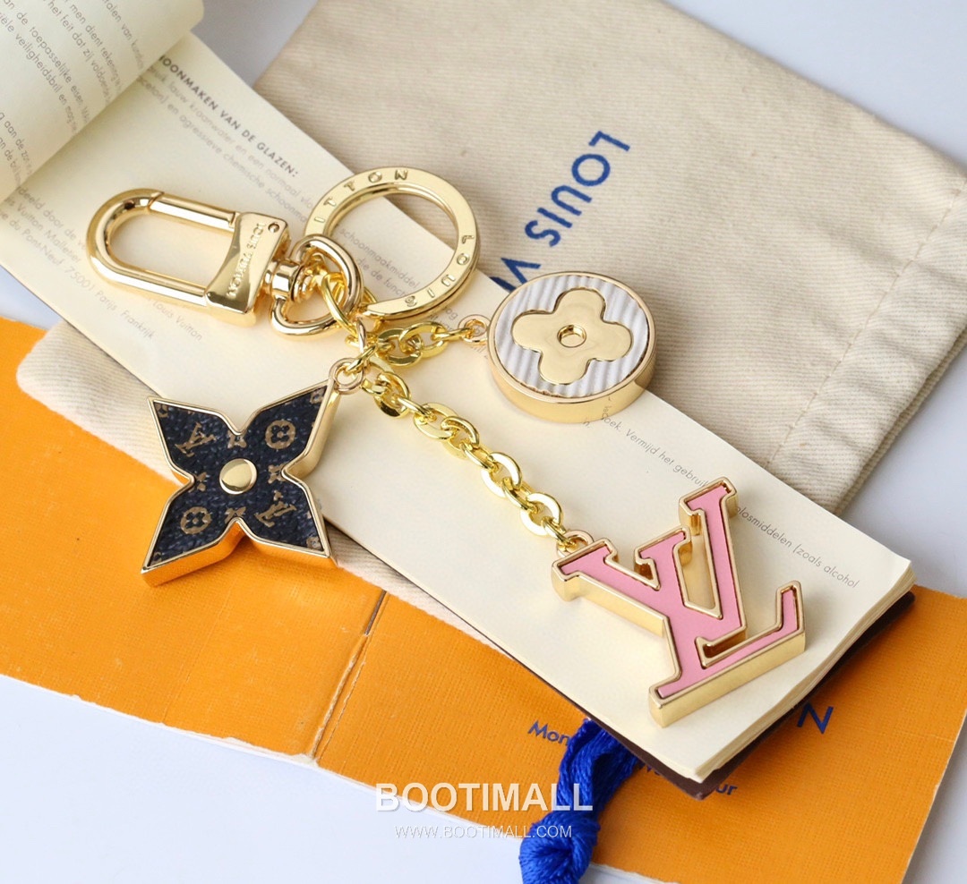 Louis Vuitton Logo Letter Floral Charm Metal Gold Keyring 루이비통 로고 레터 플로럴 참 메탈 골드 키링 1